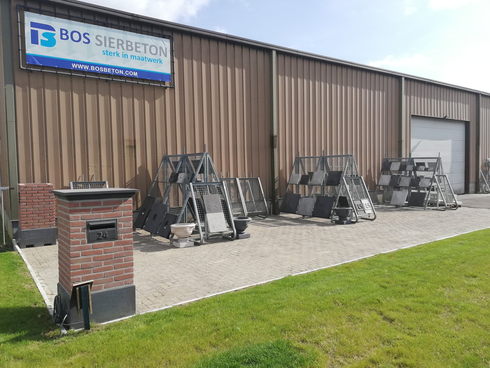 Betonwerk door Bos Sierbeton — muurafdekkers en paalmutsen op een woning